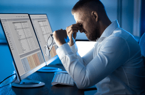 Homem frustrado ao se deparar com dificuldades de fazer checklists manuais