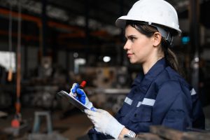 engenheira inspecionando equipamentos industriais
