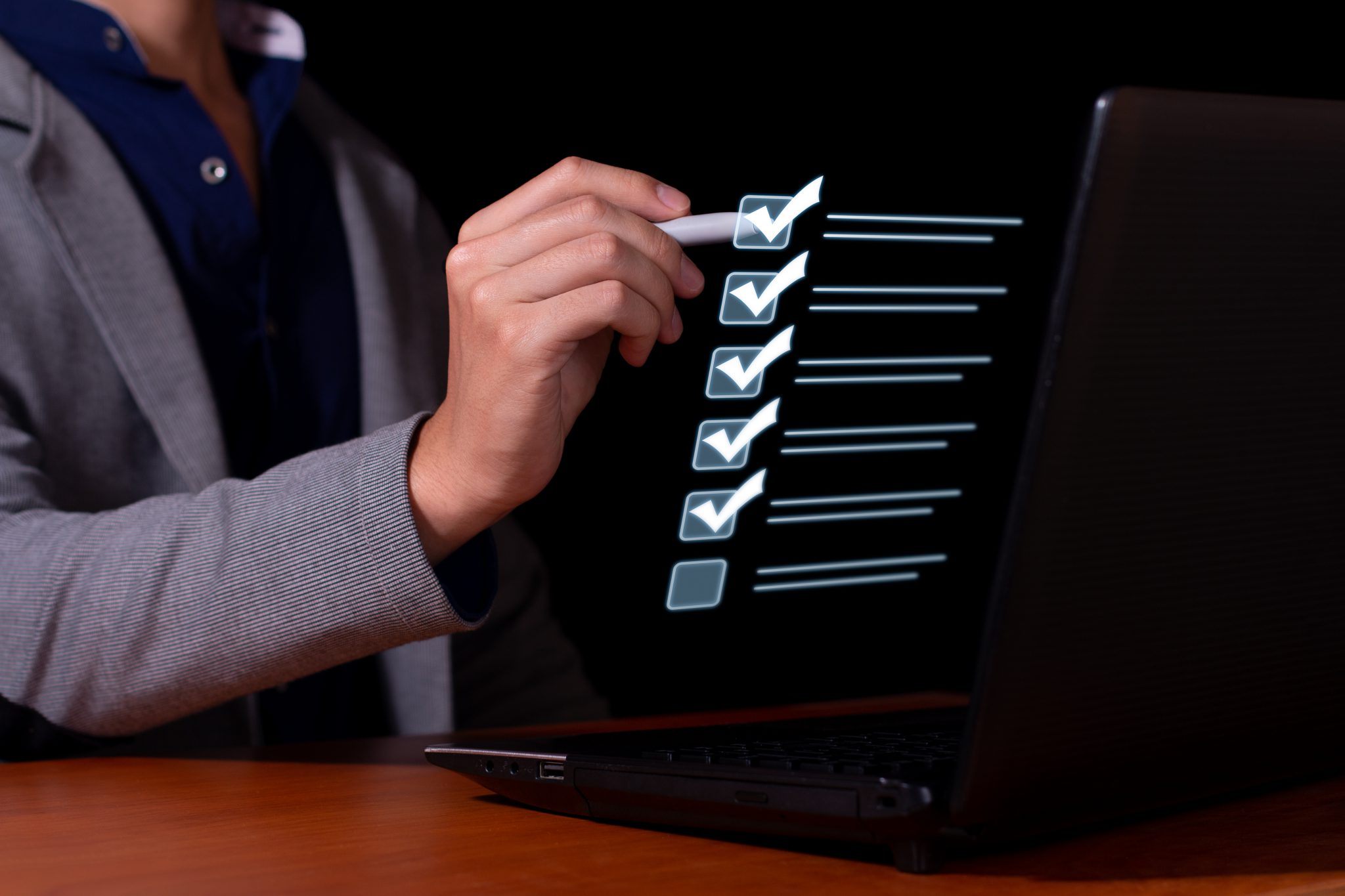 Profissional preenchendo um checklist de recebimento de mercadorias em formato digital durante o processo de conferência logística.