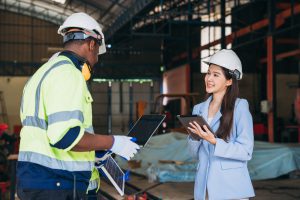 Profissionais usando tablets para inspeção de qualidade com formulários digitais em ambiente operacional.